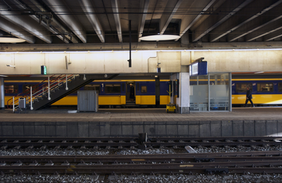 119940 Gezicht op het vijfde perron van het N.S.-station Utrecht C.S. (Centraal Station, Stationsplein te Utrecht, ...